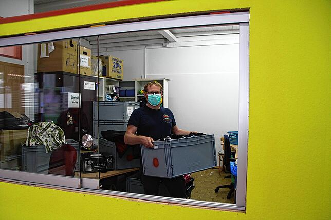 Im sanierten Secondhand-Kaufhaus in der Gartenstraße gibt es eine neue Theke für die Annahme gespendeter Waren. Fairkaufleiter Andreas ...