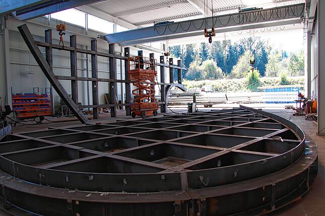 Hier werden riesige Strahlträger für den neuen Busbahnhof in Tuttlingen gefertigt und montiert. Die beiden Metallkonstruktionen wiegen ...