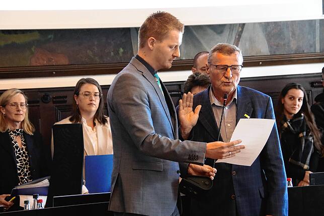 Oberbürgermeister Simon Gröger (links) vereidigt Peter Blum, der nun in den Gemeinderat nachrückt.