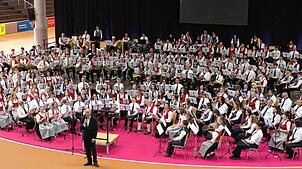 Eine eindrucksvolle Kulisse mit 250 Musikern füllt die Arena Geisingen. Jede der sechs Kapellen konnte sich vorab ein Konzertstück ...