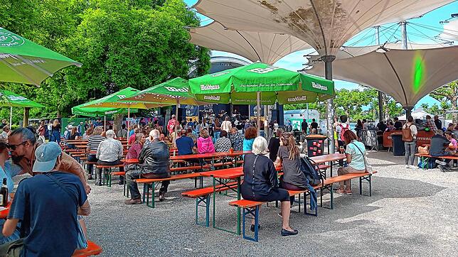 Das Open See Festival 2025: Zum Start des Festivals am 6. Juni ist es noch ruhig. Doch es dauert nicht lang, bis der Platz sich füllt.