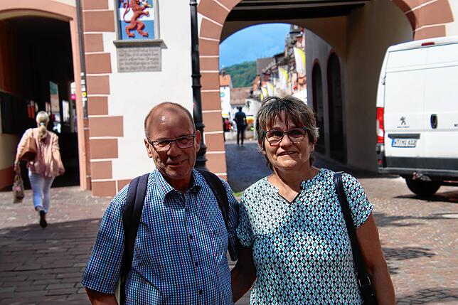 Jürg und Ruth Maag entgehen in Waldshut dem lauten Feierlärm in der Schweiz und gehen gemütlich essen.