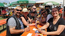 Vom Harley-Treffen in Prag zu den Biker Days in Pfullendorf: Andreas und Gudi aus Überlingen (links) genießen die gute Stimmung. „Super ...