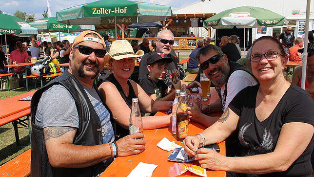 Vom Harley-Treffen in Prag zu den Biker Days in Pfullendorf: Andreas und Gudi aus Überlingen (links) genießen die gute Stimmung. „Super ...