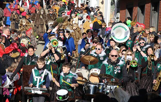 Eine große Truppe mit dem Musikverein Höhlentuter hatte die Narrenzunft Zizenhausen zum großen Fasnetsmäntigumzug nach Pfullendorf ...