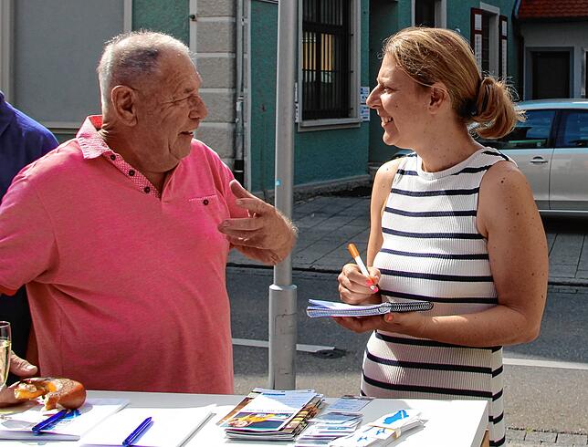 Johannes Flachs im Gespräch mit Stefanie Noßwitz. Flachs engagiert sich für den Seniorensport in Leimbach.
