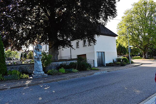 Die Blumenrabatte und Blumen an Friedhofsmauer und rund um die Kirche in Brenden pflegt Maria Sutter mit Unterstützung ihres Bruders ...
