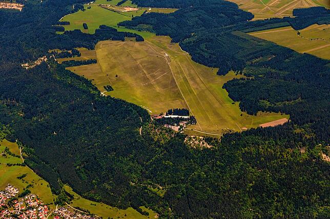 Diese Aufnahme zeigt den Segelflugplatz auf dem Klippeneck auf der Schwäbischen Alb bei Spaichingen (Archivbild 2022).