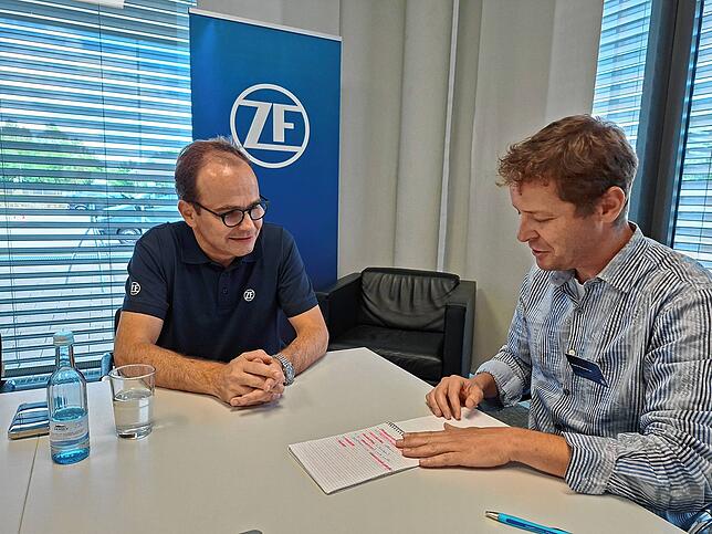 ZF-Vorstand Peter Holdmann (links) im Gespräch mit Walther Rosenberger, Wirtschaftschef beim Südkurier.