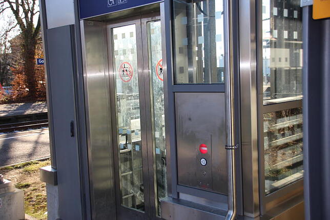 Kein seltenes Bild: Einer der beiden Gottmadinger Bahn-Steg-Aufzüge ist schon seit Tagen außer Betrieb.