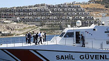 Mit einem Küstenwachschiff besichtige der türkische Bauminister Murat Kurum (in Hemdsärmeln) die immer stärker zubetonierte ...