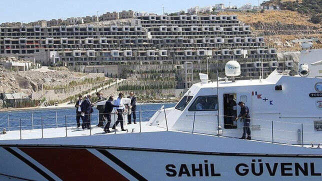 Mit einem Küstenwachschiff besichtige der türkische Bauminister Murat Kurum (in Hemdsärmeln) die immer stärker zubetonierte ...