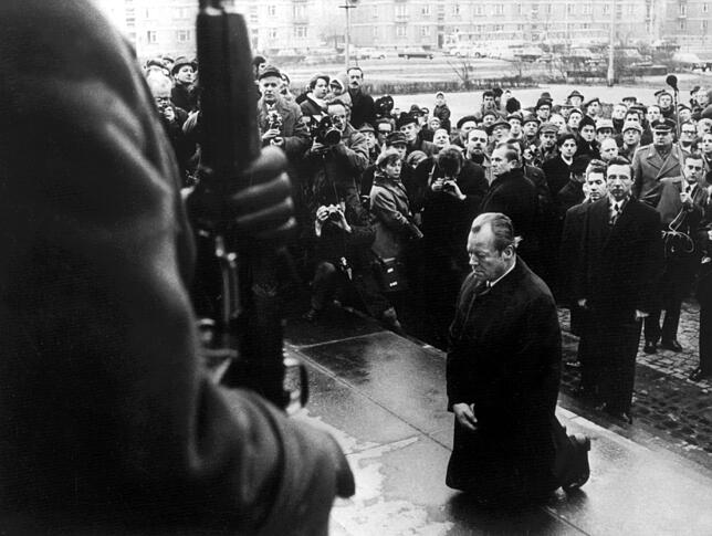 Der berühmte Kniefall: Bundeskanzler Willy Brandt kniet am 7. Dezember 1970 vor dem Mahnmal im einstigen jüdischen Ghetto in Warschau, ...