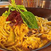 Singapore Laksa als Hauptgang (Meeresfrüchte-Curry, Thai-Nudeln und Gemüse).