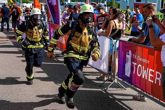 Thomas Kerner und Michael Schaller von der Freiwilligen Feuewehr Dietdorf-Spaßbremsen schaffen als bestes Team die 1390 Stufen in 14:25 ...