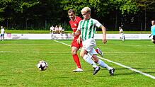 Manuel Hall (links) vom SV Aasen im Duell mit dem Villinger Sandro Jock.
