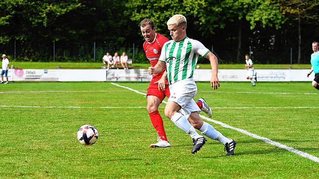 Manuel Hall (links) vom SV Aasen im Duell mit dem Villinger Sandro Jock.