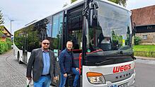 FDP-Landtagsabgeordneter Klaus Hoher (links) und Wegis-Chef Christian Wegis steigen in Ahausen in die Linie 7382 zwischen Meersburg und ...
