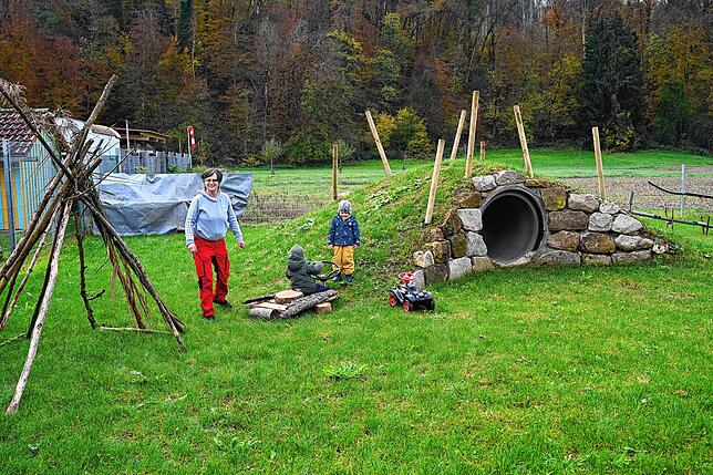 Die ersten Kinder vergnügen sich bereits auch außerhalb der Schutzhütte des Naturkindergartens. Auf dem Bild Erzieherin Kathrin Ködel.