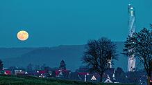 Der Testturm sticht heraus und steht in starkem Kontrast zur mittelalterlichen und historischen Stadtsilhouette von Rottweil. Über den ...