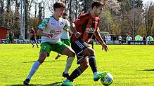 Die DJK Donaueschingen (links Ömer Cil), hier in der Partie gegen den FC Überlingen (Joshua Keller), empfängt am Wochenende auf den ...