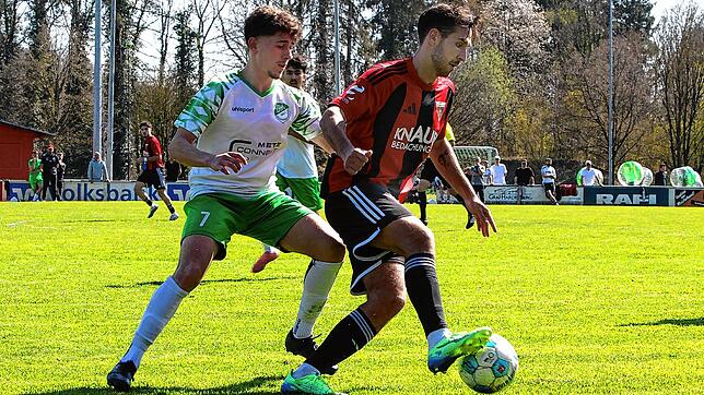 Die DJK Donaueschingen (links Ömer Cil), hier in der Partie gegen den FC Überlingen (Joshua Keller), empfängt am Wochenende auf den ...