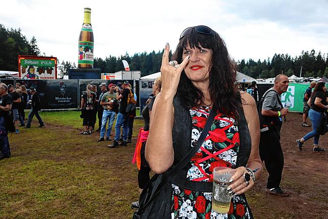 Fröhlich bunte Totenköpfe zieren dieses Outfit beim Metalacker.