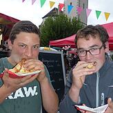 Lecker: Dennis Ott (links) und Patrick Hepp bissen herzhaft in die süßen und pikanten Crepes.