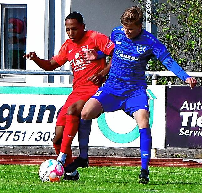 Die Zukunft: Nori Bächle (links, gegen Julian Oßwald) feiert am Montag seinen 18. Geburtstag. Beim 4:1-Sieg des FC Tiengen 08 gegen den ...
