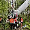 Kopfüber hängt das Flugzeugwrack seit dem Absturz am Ostermontag in einem kleinen Wäldchen an der B27 fest. Am Mittwochnachmittag, 23. ...