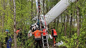 Kopfüber hängt das Flugzeugwrack seit dem Absturz am Ostermontag in einem kleinen Wäldchen an der B27 fest. Am Mittwochnachmittag, 23. ...