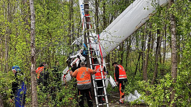 Kopfüber hängt das Flugzeugwrack seit dem Absturz am Ostermontag in einem kleinen Wäldchen an der B27 fest. Am Mittwochnachmittag, 23. ...