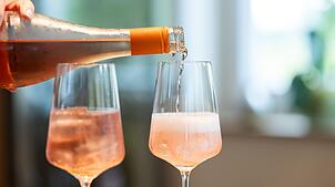Weinhaltige Mischgetränke sind gerade im Sommer beliebt.