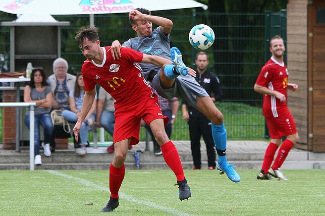 Ehrentreffer: Nico Husz (Mitte, gegen Wallbachs Dennis Heinemann) erzielte das Tor des SV Jestetten beim 1:3 in Herten.