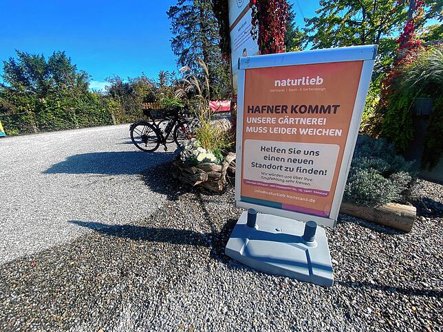 Hafner kommt. Unsere Gärtnerei muss leider weichen. Helfen Sie uns einen neuen Standort zu finden!“ Das ist auf den Schildern zu ...