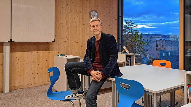 Marcus Göbeler in seinem Klassenraum in der Gebhard Gemeinschaftsschule. Dort werden Lehrer Coaches genannt, weil mehr Wert auf die ...