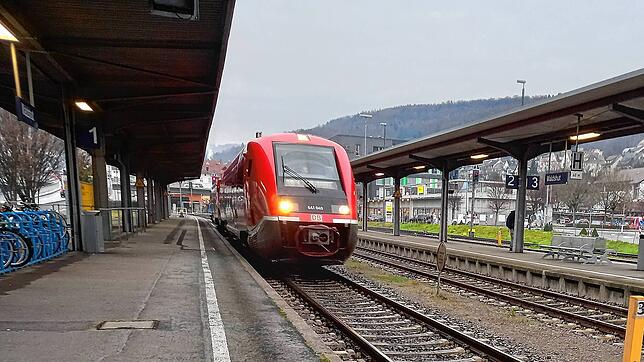 Eine Regionalbahn von Basel nach Lauchringen fährt in den Bahnhof von Waldshut ein.