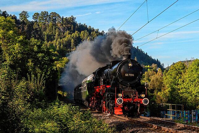 So sieht die Dampflokomotive 52-7596 in Aktion aus, das Archivbild zeigt sie zwischen Oberndorf und Rottweil.