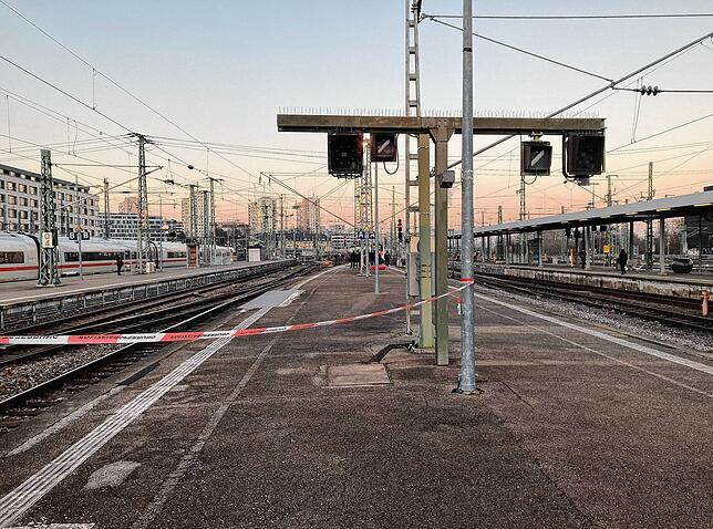 Absperrband ist am Gleis angebracht. Die Polizei ist am Stuttgarter Hauptbahnhof im Einsatz.
