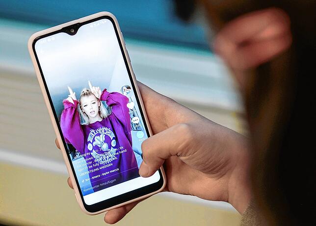 Mit TikTok können Nutzerinnen und Nutzer kurze Handyvideos zu erstellen.