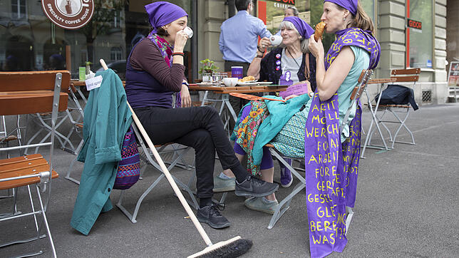 Kaffee trinken statt arbeiten: Diese drei Frauen genießen in der Schweizer Hauptstadt Bern den Vormittag im Café anstatt im Büro zu ...