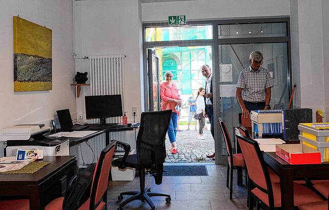 Das Büro im Alten Rathaus ist zu klein – und zu öffentlich. Claudia Ehret (links) muss Unterlagen der Nachbarschaftshilfe immer ...