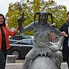 Wilma Dreinhöfer (links) , Vorsitzende des Vereins Tourismus Stockach, und ihre Stellvertreterin Claudia von Schultzendorff stehen am ...