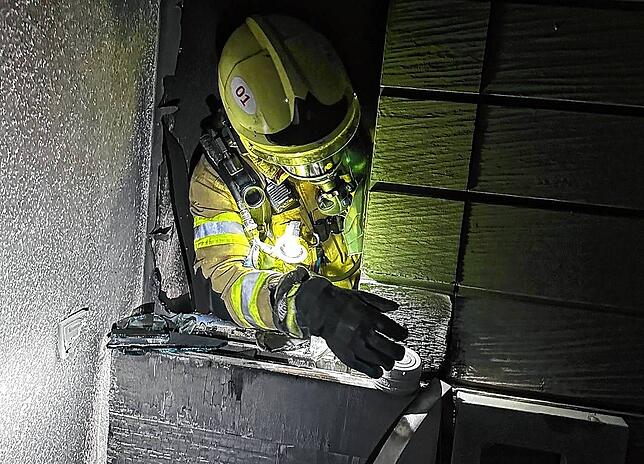 Ein Feuerwehrmann mit Atemschutz.
