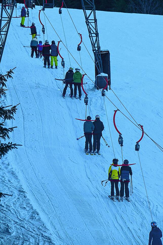 Bilder wie dieses, auf dem alle Liftbügel voll besetzt sind, waren in diesem Winter rar. Nur acht Lifttage waren bislang möglich.