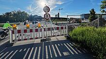 Baustelle Reichenaustraße: Hier können Fahrradfahrer und Fußgänger nicht länger auf dem Gehweg bleiben. Viele fahren deshalb direkt auf ...