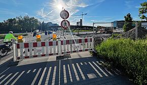 Baustelle Reichenaustraße: Hier können Fahrradfahrer und Fußgänger nicht länger auf dem Gehweg bleiben. Viele fahren deshalb direkt auf ...