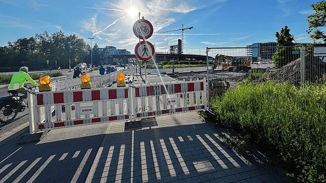 Baustelle Reichenaustraße: Hier können Fahrradfahrer und Fußgänger nicht länger auf dem Gehweg bleiben. Viele fahren deshalb direkt auf ...