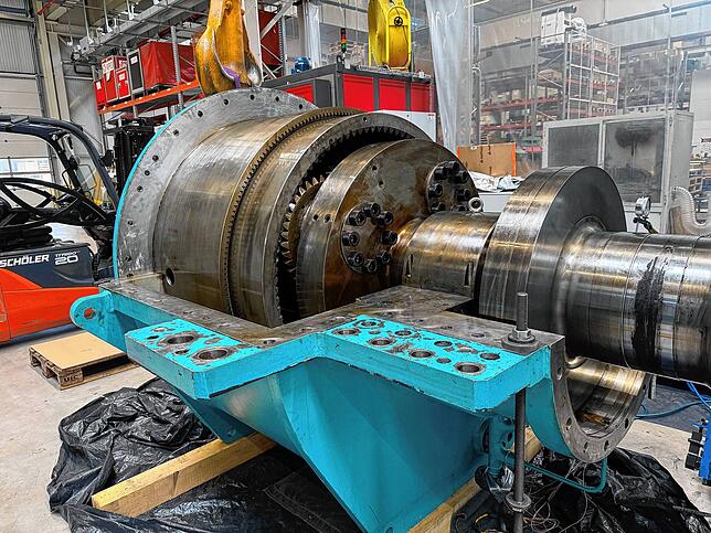 Ein Bauteil eines Generators, das von KPG generalüberholt wird.