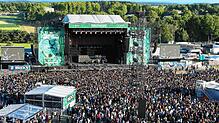 Konzertbesucher stehen vor der grünen Bühne beim Southside-Festival (2018).